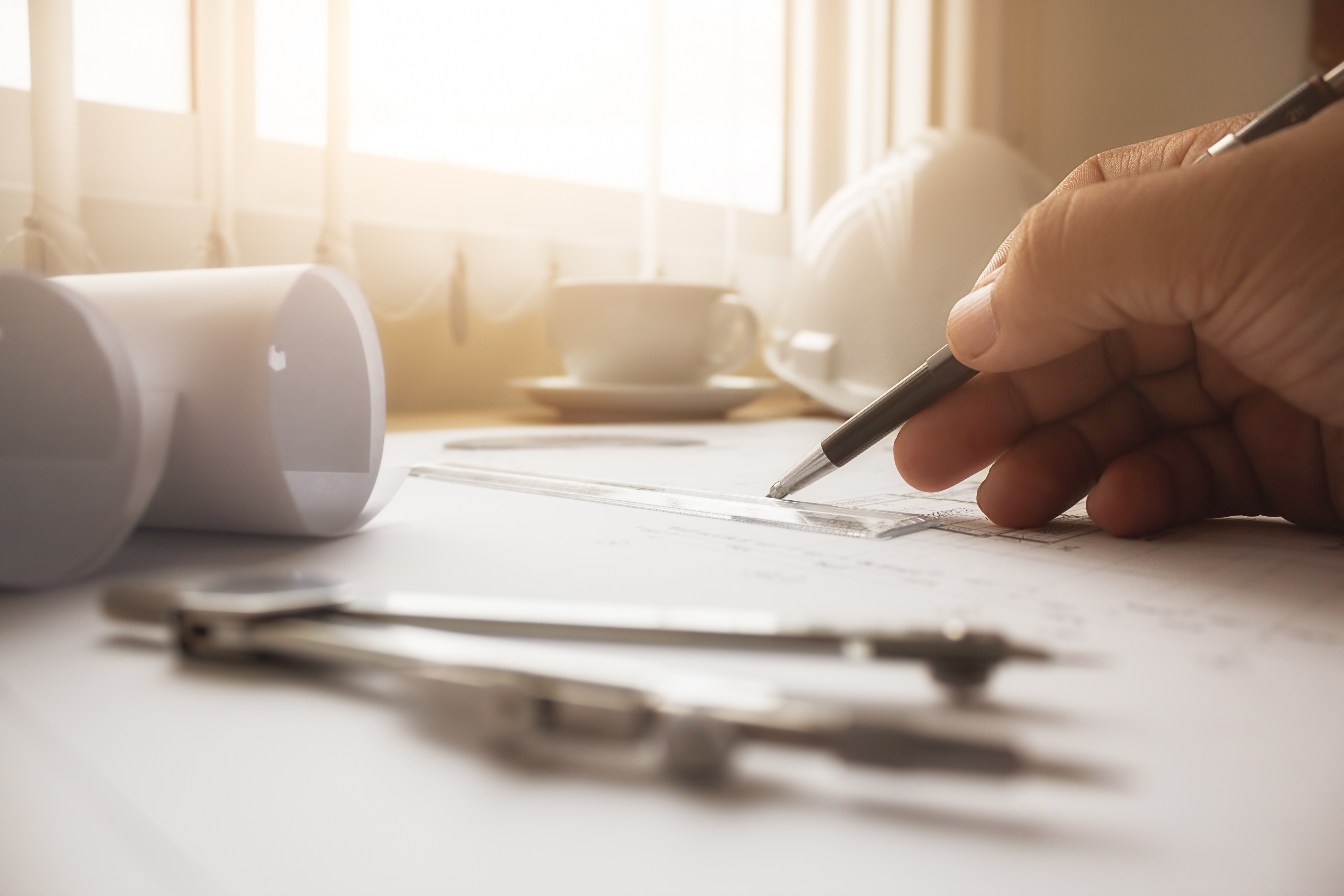 Equipo de ingenieros de Xeleration Engineering colaborando en proyecto de infraestructura industrial